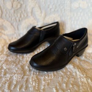 easy street Black Slip-On Clog Heels #566